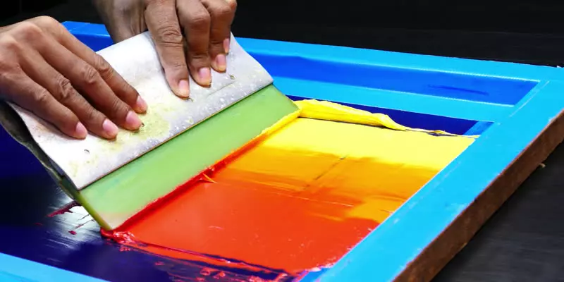 Teknik Mencetak Dalam Seni Grafis Cetak Saring Silkscreen